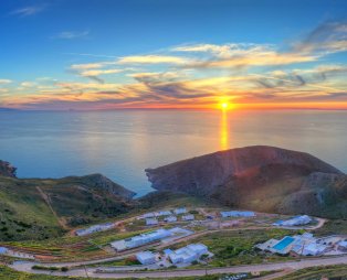 Cavo Fregada Syros: Χαλάρωση και ηρεμία με απαράμιλλη θέα στη θάλασσα