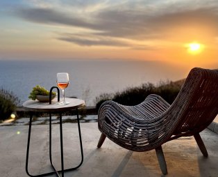 Cavo Fregada Syros: Χαλάρωση και ηρεμία με απαράμιλλη θέα στη θάλασσα