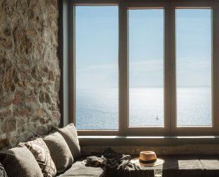 Cavo Fregada Syros: Χαλάρωση και ηρεμία με απαράμιλλη θέα στη θάλασσα