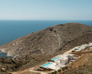 Cavo Fregada Syros: Χαλάρωση και ηρεμία με απαράμιλλη θέα στη θάλασσα