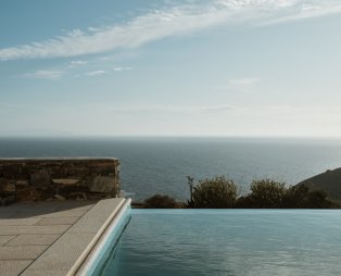 Cavo Fregada Syros: Χαλάρωση και ηρεμία με απαράμιλλη θέα στη θάλασσα