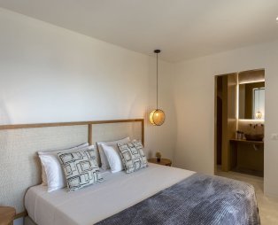 Cavo Fregada Syros: Χαλάρωση και ηρεμία με απαράμιλλη θέα στη θάλασσα