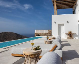 Cavo Fregada Syros: Χαλάρωση και ηρεμία με απαράμιλλη θέα στη θάλασσα