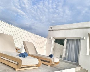 DelMar Suites: Διαμονή στη Σύρο με κοσμοπολίτικη αύρα