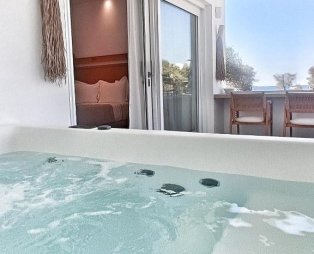 DelMar Suites: Διαμονή στη Σύρο με κοσμοπολίτικη αύρα