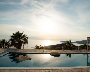 Eternal Blue Kythnos: Η διαχρονική γοητεία συναντά την κυκλαδίτικη ηρεμία