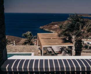 Eternal Blue Kythnos: Η διαχρονική γοητεία συναντά την κυκλαδίτικη ηρεμία