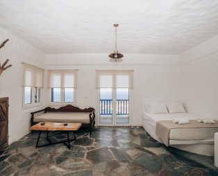 Eternal Blue Kythnos: Η διαχρονική γοητεία συναντά την κυκλαδίτικη ηρεμία