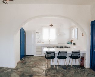 Eternal Blue Kythnos: Η διαχρονική γοητεία συναντά την κυκλαδίτικη ηρεμία