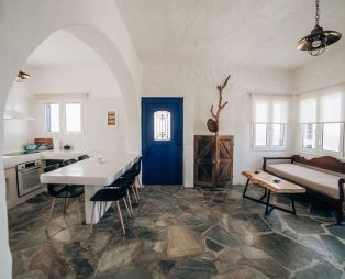 Eternal Blue Kythnos: Η διαχρονική γοητεία συναντά την κυκλαδίτικη ηρεμία