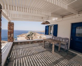 Eternal Blue Kythnos: Η διαχρονική γοητεία συναντά την κυκλαδίτικη ηρεμία