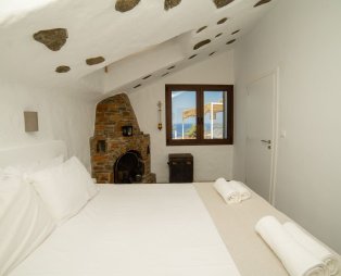 Eternal Blue Kythnos: Η διαχρονική γοητεία συναντά την κυκλαδίτικη ηρεμία