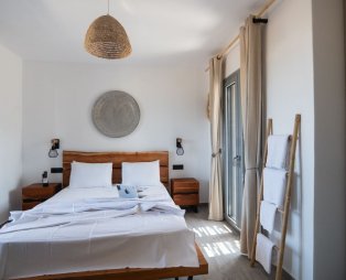 Filia Skyros: Μια μποέμ απόδραση στο απέραντο γαλάζιο του Αιγαίου