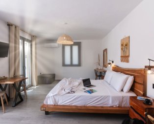 Filia Skyros: Μια μποέμ απόδραση στο απέραντο γαλάζιο του Αιγαίου