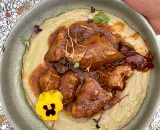 Χορεύτρα: Αυθεντική τηνιακή κουζίνα σε ένα ειδυλλιακό σκηνικό