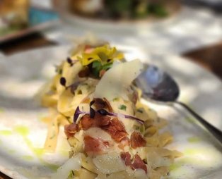 Χορεύτρα: Αυθεντική τηνιακή κουζίνα σε ένα ειδυλλιακό σκηνικό