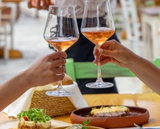 Χορεύτρα: Αυθεντική τηνιακή κουζίνα σε ένα ειδυλλιακό σκηνικό