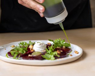 Χορεύτρα: Αυθεντική τηνιακή κουζίνα σε ένα ειδυλλιακό σκηνικό