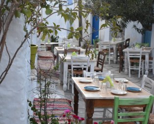 Χορεύτρα: Αυθεντική τηνιακή κουζίνα σε ένα ειδυλλιακό σκηνικό