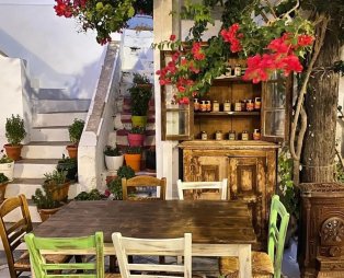 Χορεύτρα: Αυθεντική τηνιακή κουζίνα σε ένα ειδυλλιακό σκηνικό