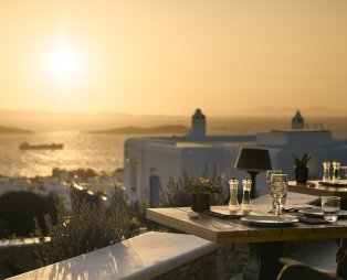 Karavaki: Μια γαστρονομική εμπειρία με θέα το ηλιοβασίλεμα της Μυκόνου