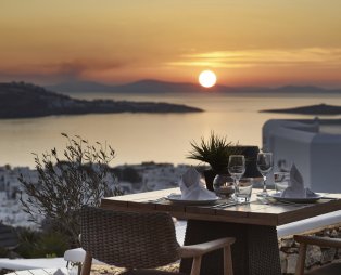 Karavaki: Μια γαστρονομική εμπειρία με θέα το ηλιοβασίλεμα της Μυκόνου