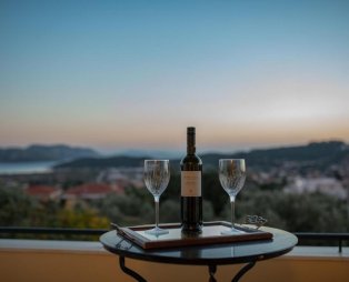 Nostalgia Seaview House: Απόδραση με θέα στην Ανάβυσσο