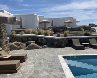 Thronos Suites: Μια γαλήνια όαση στην Άνω Μερά της Μυκόνου