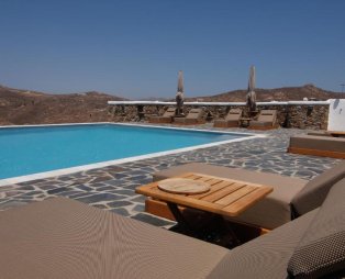 Thronos Suites: Μια γαλήνια όαση στην Άνω Μερά της Μυκόνου