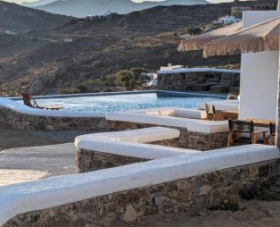 Thronos Suites: Μια γαλήνια όαση στην Άνω Μερά της Μυκόνου