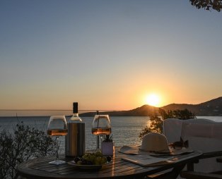 Vetus Portum Suites Tinos: Σύγχρονη φιλοξενία σε ένα ιστορικό σημείο της Τήνου