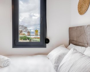 Windmill Escape Apartments: Μια κομψή απόδραση με θέα στους ανεμόμυλους της Χίου