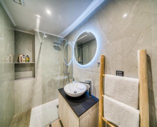 Windmill Escape Apartments: Μια κομψή απόδραση με θέα στους ανεμόμυλους της Χίου