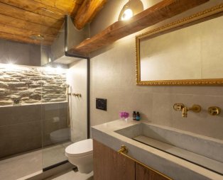 Camara Suites: Διαμονή σε ένα ιστορικό αρχοντικό της Άνδρου με θέα στη θάλασσα