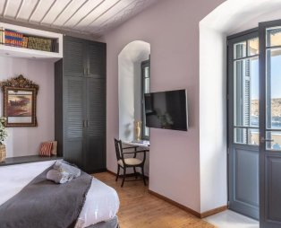 Camara Suites: Διαμονή σε ένα ιστορικό αρχοντικό της Άνδρου με θέα στη θάλασσα