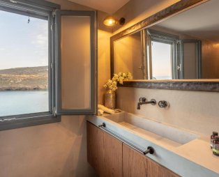 Camara Suites: Διαμονή σε ένα ιστορικό αρχοντικό της Άνδρου με θέα στη θάλασσα