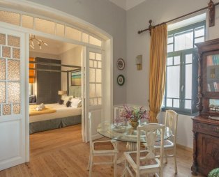 Camara Suites: Διαμονή σε ένα ιστορικό αρχοντικό της Άνδρου με θέα στη θάλασσα