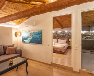 Camara Suites: Διαμονή σε ένα ιστορικό αρχοντικό της Άνδρου με θέα στη θάλασσα