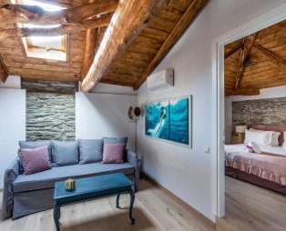 Camara Suites: Διαμονή σε ένα ιστορικό αρχοντικό της Άνδρου με θέα στη θάλασσα