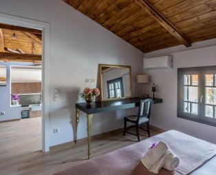 Camara Suites: Διαμονή σε ένα ιστορικό αρχοντικό της Άνδρου με θέα στη θάλασσα