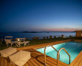 Etesian Villas: Ένας μικρός παράδεισος στην Άνδρο με θέα που κόβει την ανάσα