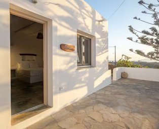 Heliopetra: Κυκλαδίτικη φιλοξενία και μοναδική ατμόσφαιρα στην Ίο 