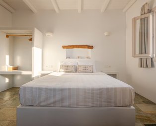 Heliopetra: Κυκλαδίτικη φιλοξενία και μοναδική ατμόσφαιρα στην Ίο 