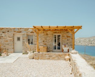 Heliopetra: Κυκλαδίτικη φιλοξενία και μοναδική ατμόσφαιρα στην Ίο 
