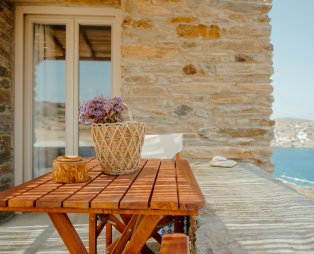 Heliopetra: Κυκλαδίτικη φιλοξενία και μοναδική ατμόσφαιρα στην Ίο 