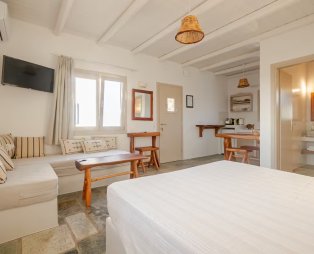 Heliopetra: Κυκλαδίτικη φιλοξενία και μοναδική ατμόσφαιρα στην Ίο 