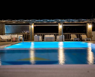 Nicolas Hotel Apartments: Διακοπές στην Άνδρο με θέα το απέραντο γαλάζιο
