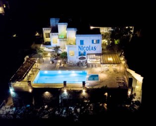 Nicolas Hotel Apartments: Διακοπές στην Άνδρο με θέα το απέραντο γαλάζιο