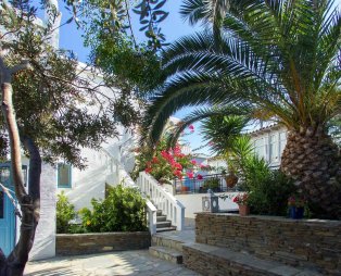 Nicolas Hotel Apartments: Διακοπές στην Άνδρο με θέα το απέραντο γαλάζιο