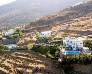 Nicolas Hotel Apartments: Διακοπές στην Άνδρο με θέα το απέραντο γαλάζιο